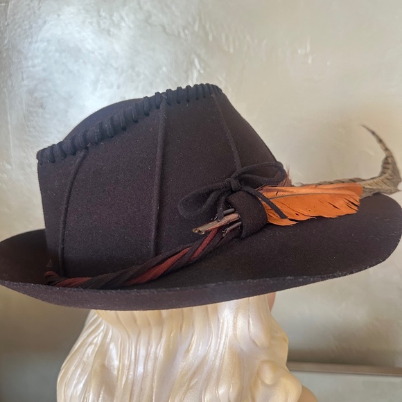 ELEGANT 1940s\' BROWN FELT FEDORA + INTRICATE CROWN DETAILS &  FEATHERS